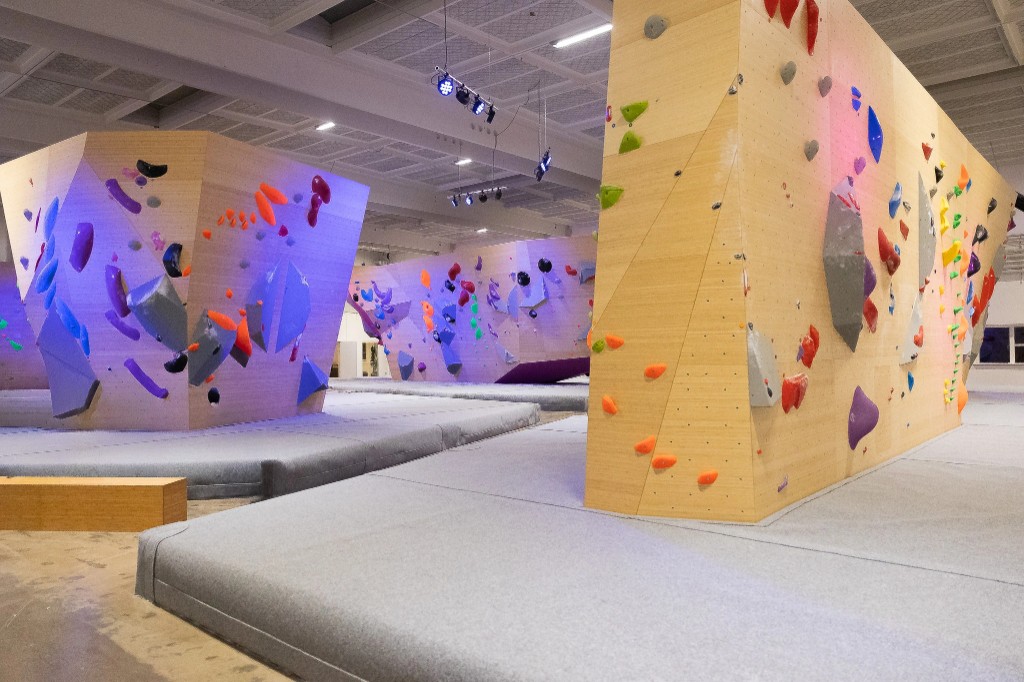 To boulder-øer på grå måtter i et lyst lokale
